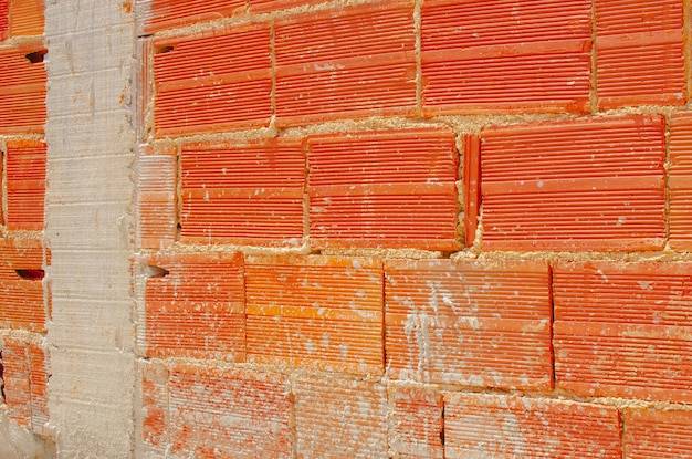 Jaki materiał na ściany domu sprawdza się w polskich warunkach?