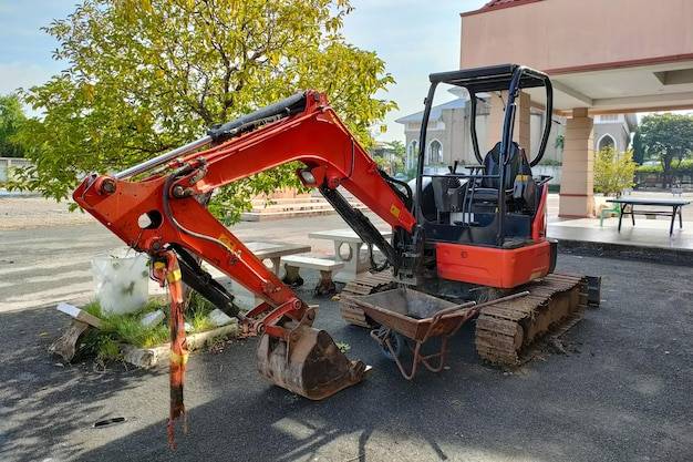 Jaka minikoparka do 2 ton sprawdzi się na małej budowie?