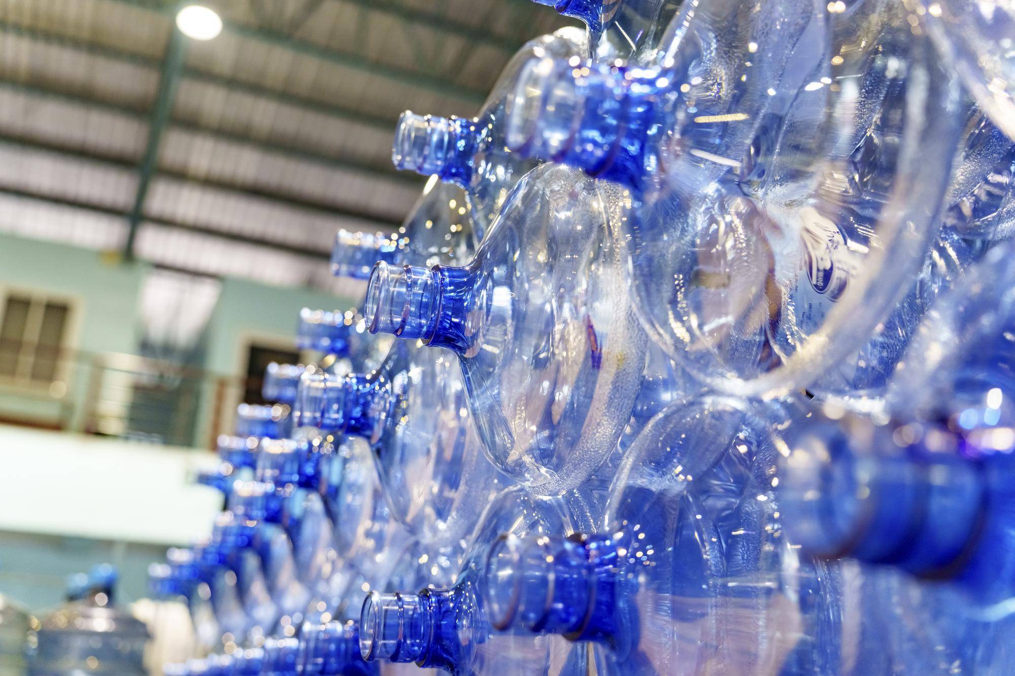 Co powstaje z plastikowych butelek po recyklingu?
